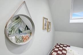 Group Getaway Stylish 2-bed Cardiff Flat