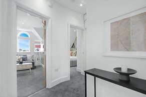 Group Getaway Stylish 2-bed Cardiff Flat