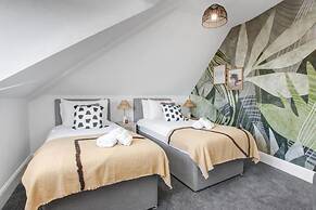 Group Getaway Stylish 2-bed Cardiff Flat