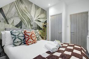 Group Getaway Stylish 2-bed Cardiff Flat
