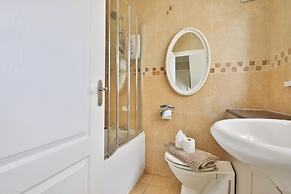 Spacious 3 Bed Home With Pool Table