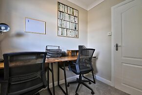 Spacious 3 Bed Home With Pool Table