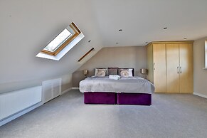 Spacious 3 Bed Home With Pool Table