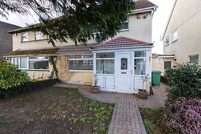 Spacious 3 Bed Home With Pool Table