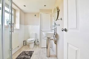 Spacious 3 Bed Home With Pool Table