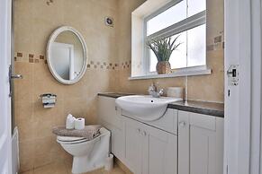 Spacious 3 Bed Home With Pool Table