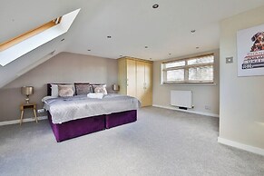 Spacious 3 Bed Home With Pool Table