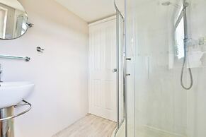 Spacious 3 Bed Home With Pool Table