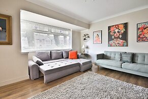 Spacious 3 Bed Home With Pool Table