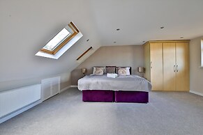Spacious 3 Bed Home With Pool Table