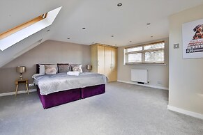 Spacious 3 Bed Home With Pool Table