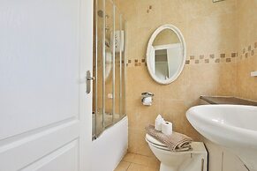 Spacious 3 Bed Home With Pool Table