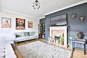 Spacious 3 Bed Home With Pool Table