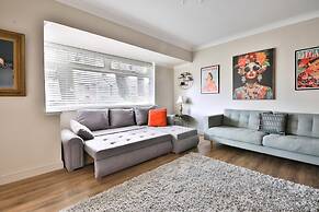 Spacious 3 Bed Home With Pool Table