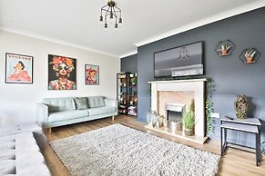 Spacious 3 Bed Home With Pool Table