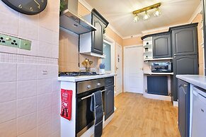 Spacious 3 Bed Home With Pool Table