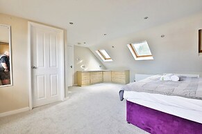 Spacious 3 Bed Home With Pool Table