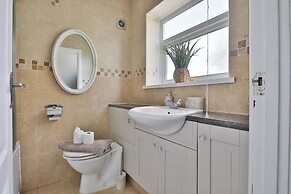 Spacious 3 Bed Home With Pool Table
