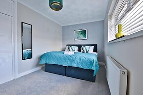 Spacious 3 Bed Home With Pool Table