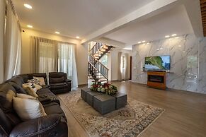 La Vega Villa With Private Pool and BBQ