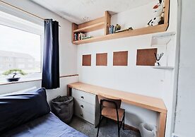 Comfy 3BR Flat on Quiet Street