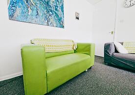 Comfy 3BR Flat on Quiet Street