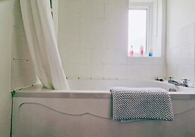 Comfy 3BR Flat on Quiet Street