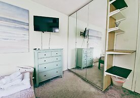 Comfy 3BR Flat on Quiet Street
