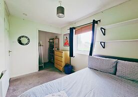 Comfy 3BR Flat on Quiet Street