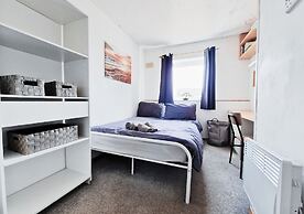 Comfy 3BR Flat on Quiet Street