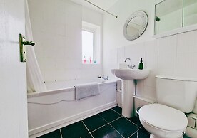 Comfy 3BR Flat on Quiet Street