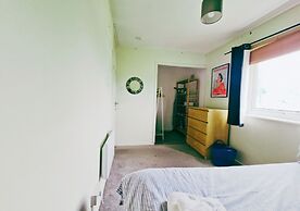 Comfy 3BR Flat on Quiet Street