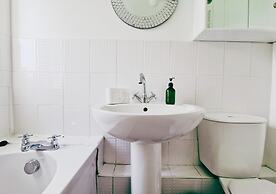 Comfy 3BR Flat on Quiet Street