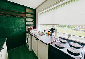 Comfy 3BR Flat on Quiet Street