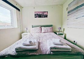 Comfy 3BR Flat on Quiet Street