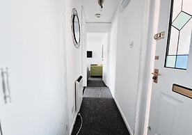 Comfy 3BR Flat on Quiet Street