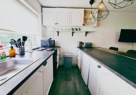 Comfy 3BR Flat on Quiet Street