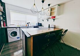 Comfy 3BR Flat on Quiet Street