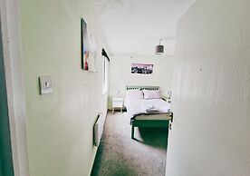 Comfy 3BR Flat on Quiet Street