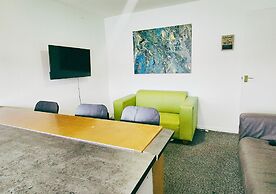 Comfy 3BR Flat on Quiet Street