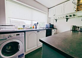 Comfy 3BR Flat on Quiet Street
