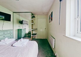 Comfy 3BR Flat on Quiet Street
