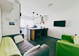 Comfy 3BR Flat on Quiet Street