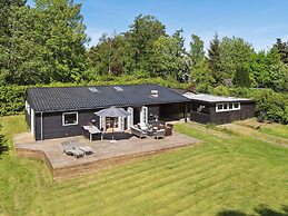 5 Star Holiday Home in Dronningmolle