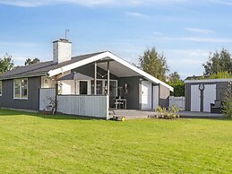 5 Star Holiday Home in Dronningmolle