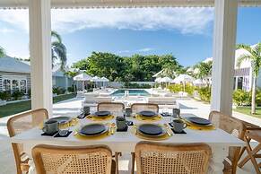 RIA ULUWATU Tropical Chic Hotel