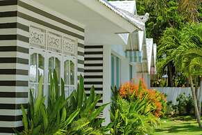 RIA ULUWATU Tropical Chic Hotel
