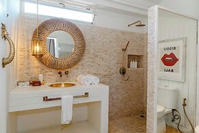 RIA ULUWATU Tropical Chic Hotel