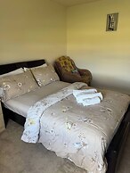Comfortable 5 - Guest Abode - In Quiet Village
