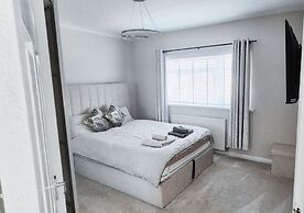 Cosy 2BR House on Quiet Street